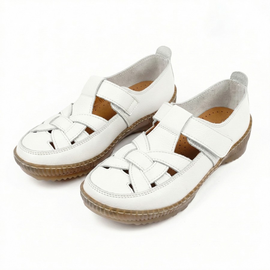  شوز حريمي جلد طبيعي لون أبيض بفرش جلد طبيعي ونعل كريب طبي طري مزود بخياطة لمتانة أكبر مع كعب 1 سم